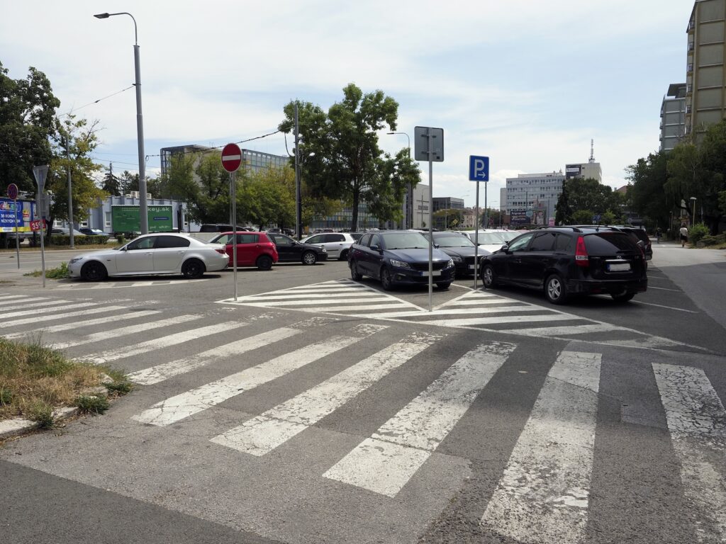 Parkovisko na ulici Boženy Němcovej