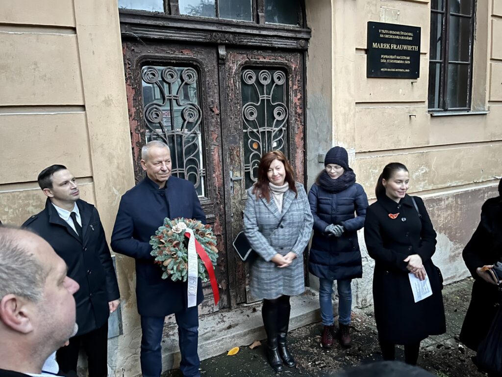 17. novembra bude mestský úrad fungovať v obmedzenom režime, zamestnanci mesta vysadia 89 čerešní