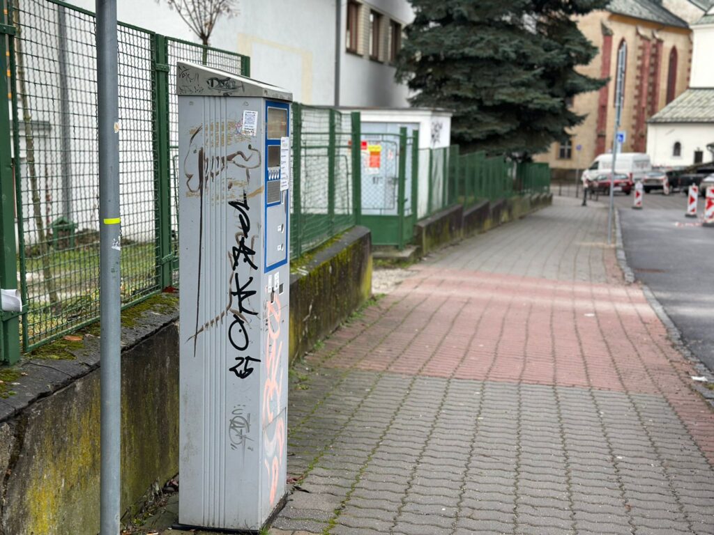 Mesto sa pripravuje na prevzatie systému plateného parkovania v centre, začína sa s postupnou výmenou parkovacích automatov