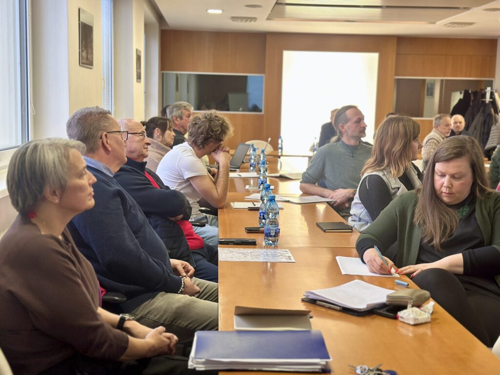 Odborníci sa zhodli na odstránení a ošetrení nebezpečných stromov v mestskom parku, následne sa opäť otvorí pre verejnosť