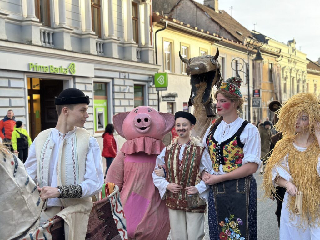 Február láka aj na tradičný fašiangový sprievod