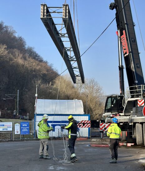 Nový most pri malej železničnej stanici naberá postupne svoju podobu_69bac89e9a855.jpeg