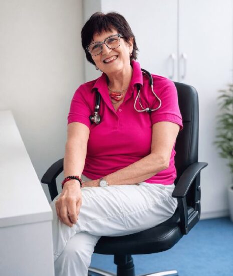 Sedemdesiat rokov života, desaťročia služby pacientom. MUDr. Ľubica Hrachová ostáva verná medicíne aj po odchode do dôchodku_69c6571a63edc.jpeg