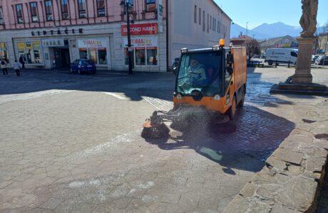 V Liptovskom Mikuláši čistí cesty po zime 21 ľudí