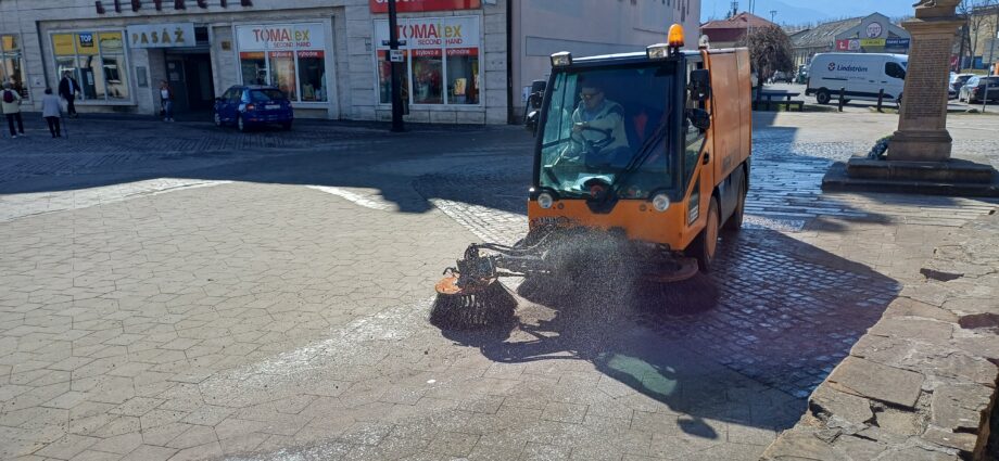 V Liptovskom Mikuláši čistí cesty po zime 21 ľudí