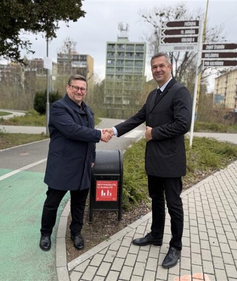 V Prešove pribudli špeciálne držiaky na prázdne nápojové obaly s cieľom podporovať zálohovanie s charitatívnym rozmerom V Prešove pribudli špeciálne držiaky na prázdne nápojové obaly s cieľom podporovať zálohovanie s charitatívnym rozmerom_69cc0e4cdc162.jpeg
