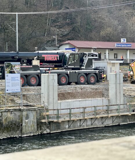 Začína sa s prevozom a montážou mosta pri malej železničnej stanici_69b825a7a2824.jpeg