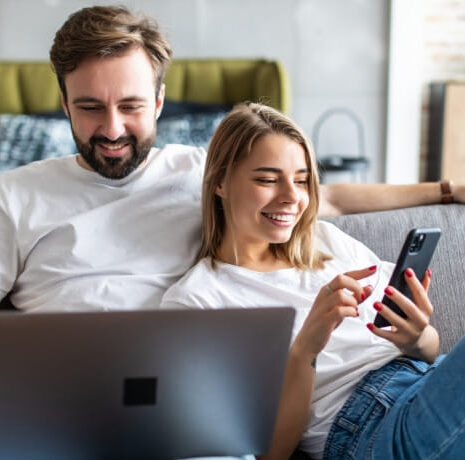 Muž a žena čítajú online správy