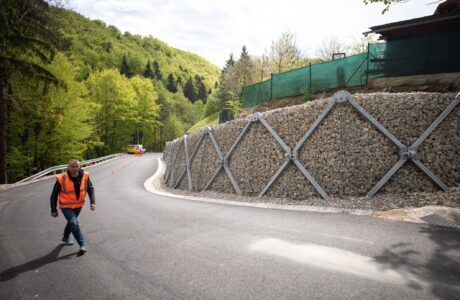 Mimoriadna situácia skončila, cesta na Králiky je po zosuve svahu opravená