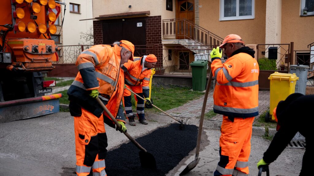 Zohratá partia sa pustila do opravy výtlkov
