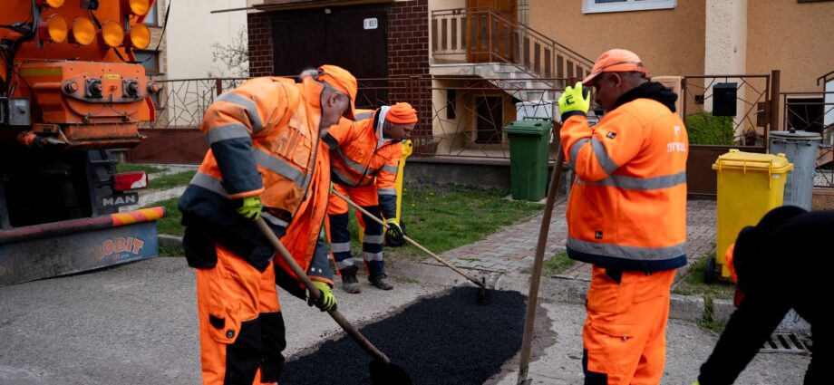 Zohratá partia sa pustila do opravy výtlkov