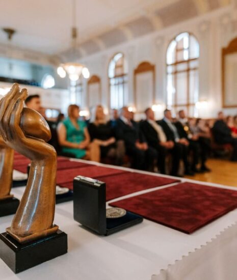 Nitrianska župa udelila zdravotníkom Nemocnice AGEL Zlaté Moravce ďakovné listy_6a15c595ec9e7.jpeg