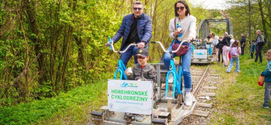 Preteky na Horehronských cyklodrezinách opätovne zahájili letnú turistickú sezónu v Hronci
