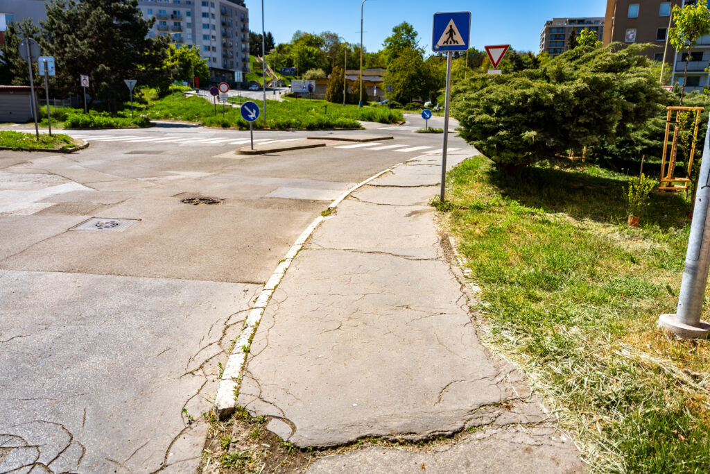 Tento týždeň sa začali súvislé opravy chodníkov za 1,3 milióna eur