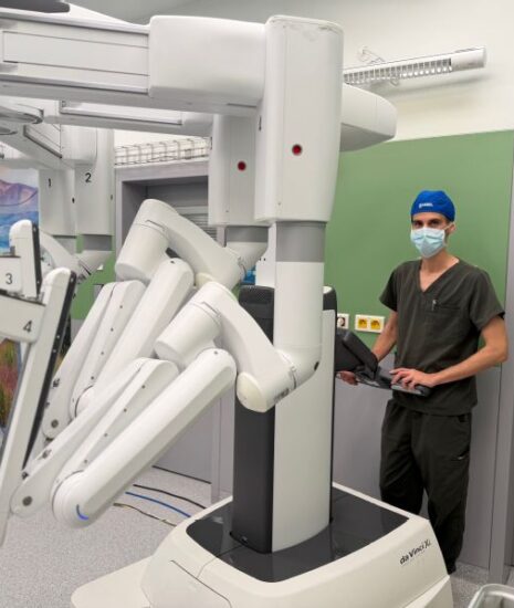 Chirurgovia Fakultnej nemocnice AGEL Košice-Šaca vykonali unikátne robotické operácie pupočných hernií_6a283ac2234e2.jpeg
