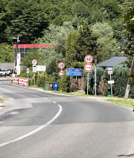 Mesto spustilo verejné obstarávanie na výstavbu nového chodníka v Kostiviarskej_6a3d4d179f032.jpeg