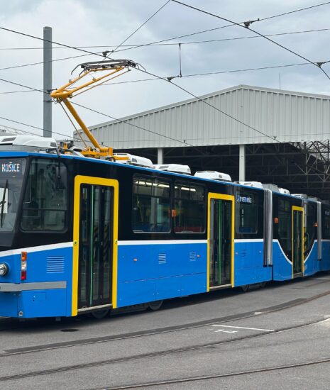 Primátor Polaček predstavil premiérovú električku s klimatizáciou. Spája tradíciu a moderné technológie Primátor Polaček predstavil premiérovú električku s klimatizáciou. Spája tradíciu a moderné technológie_6a57ac2563b2e.jpeg