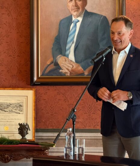 Peter Bondra si z rúk primátora Polačeka prevzal čestné občianstvo Košíc_6a7de7a84678a.jpeg