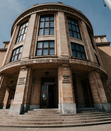 NOVÝ REBRÍČEK HODNOTÍ SPOLUPRÁCU UNIVERZÍT: PSYCHOLÓGIA NA UK JE NA 320. MIESTE, USPELA AJ FYZIKA A FARMÁCIA_6aa929a698dc2.jpeg