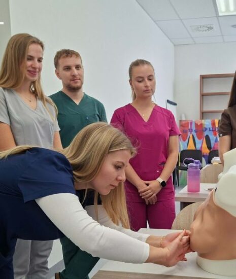 Ružový október v znamení vzdelávania: Budúci lekári sa učia rozpoznávať ochorenia prsníka aj vďaka simulačnej výučbe_6ad8e3710f38e.jpeg