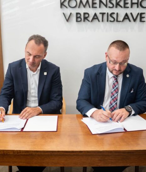 UNIVERZITA KOMENSKÉHO A SLOVENSKÝ ZVÄZ ĽADOVÉHO HOKEJA SPÁJAJÚ SILY: PODPÍSALI MEMORANDUM O SPOLUPRÁCI_6ac62a78d694b.jpeg